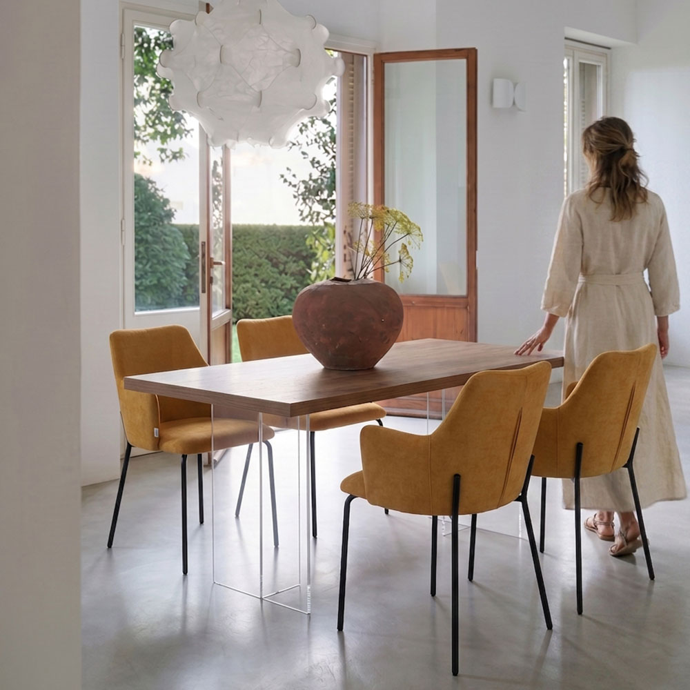 Rachele – Poltroncina in tessuto con gambe in metallo