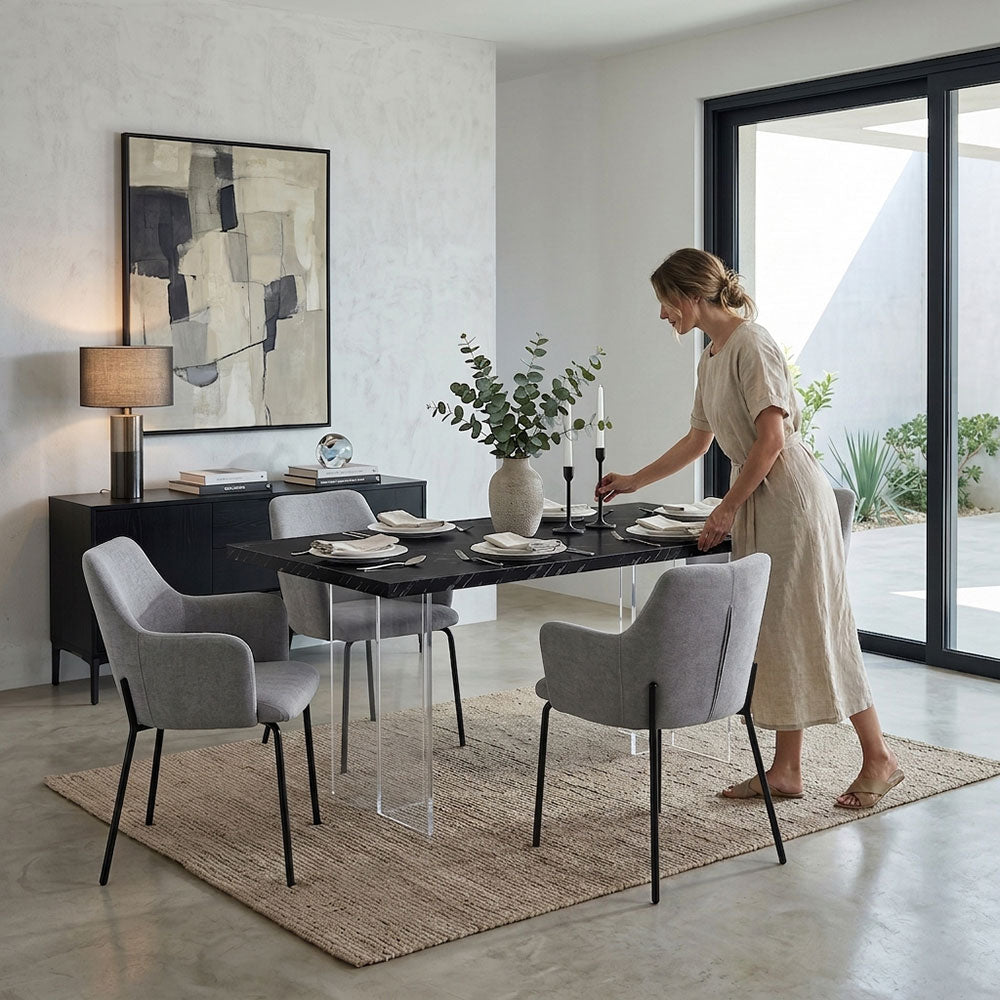 Rachele – Poltroncina in tessuto con gambe in metallo