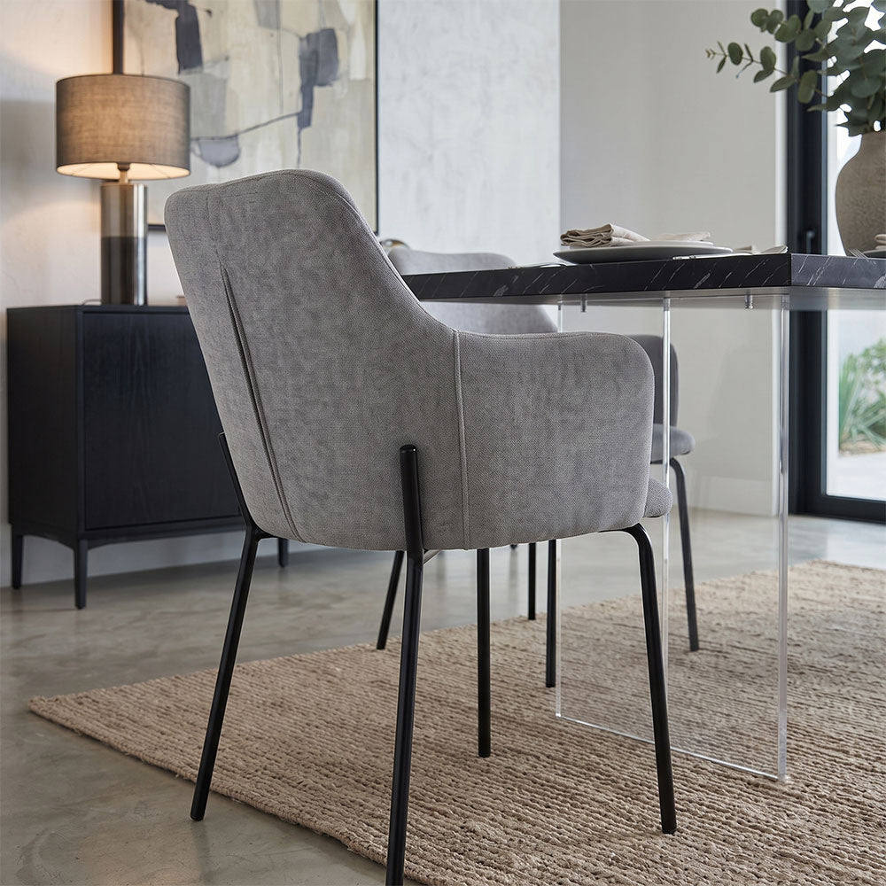 Rachele – Poltroncina in tessuto con gambe in metallo