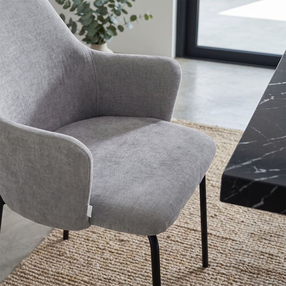 Rachele – Poltroncina in tessuto con gambe in metallo