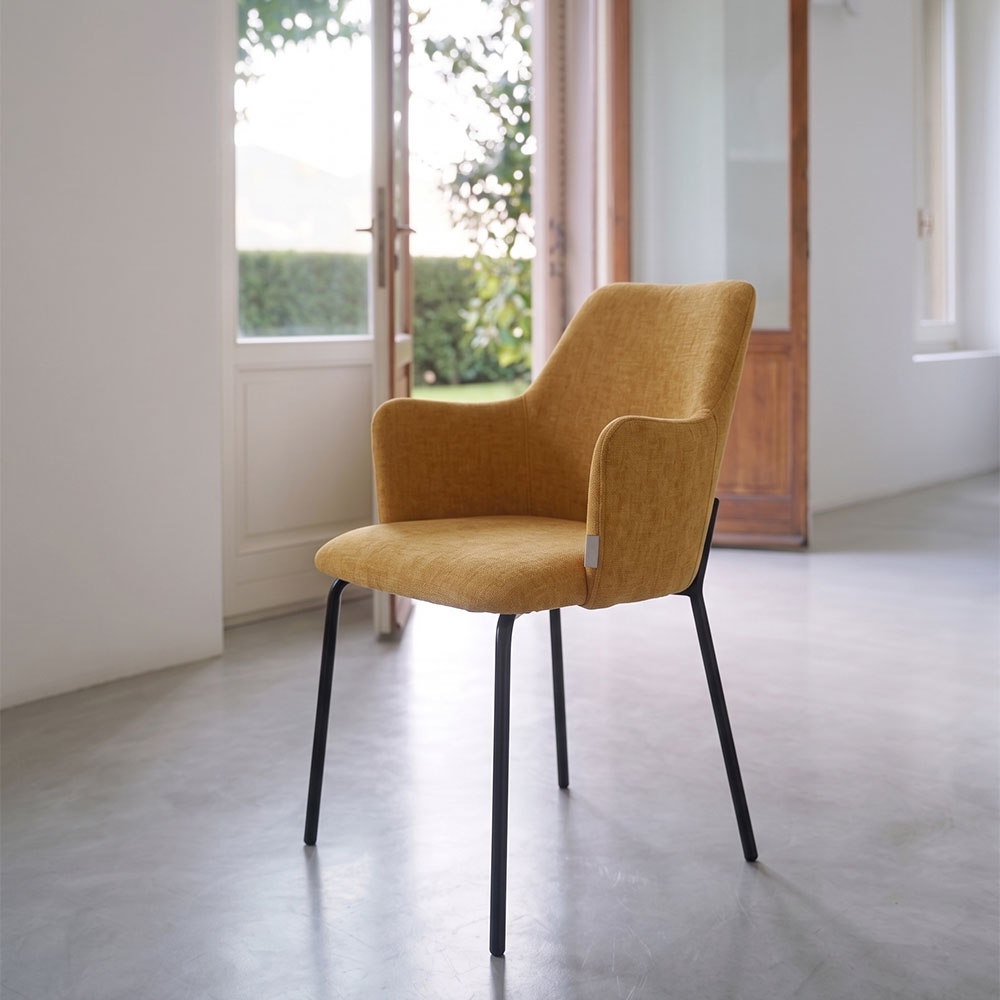 Rachele – Poltroncina in tessuto con gambe in metallo